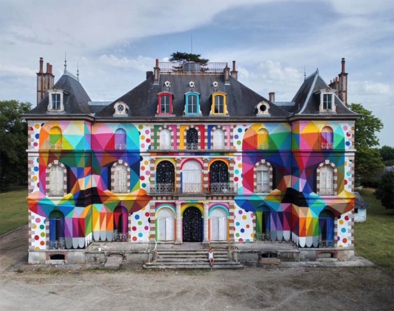 El artista urbano que interviene castillos abandonados y los tiñe de colores
