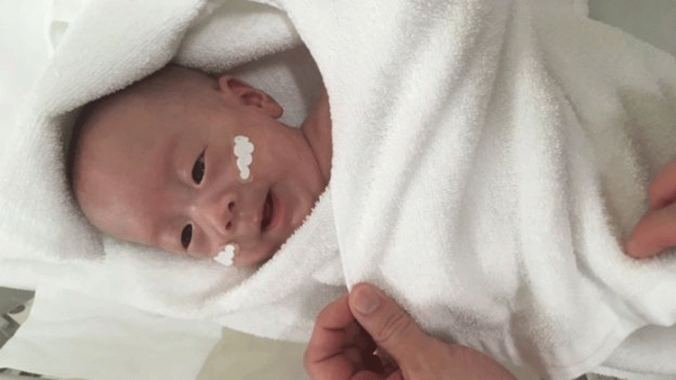 Nació pesando 268 gramos y ahora el "bebé más pequeño del mundo" recibió el alta