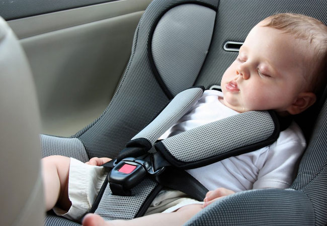 ¡Alerta! Los bebés corren riesgo de morir si duermen en el asiento del auto fuera del vehículo