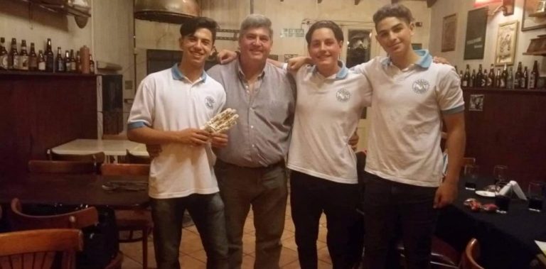 Tres estudiantes de El Palomar Inventaron un guante para sordomudos que traduce el lenguaje de señas al celular