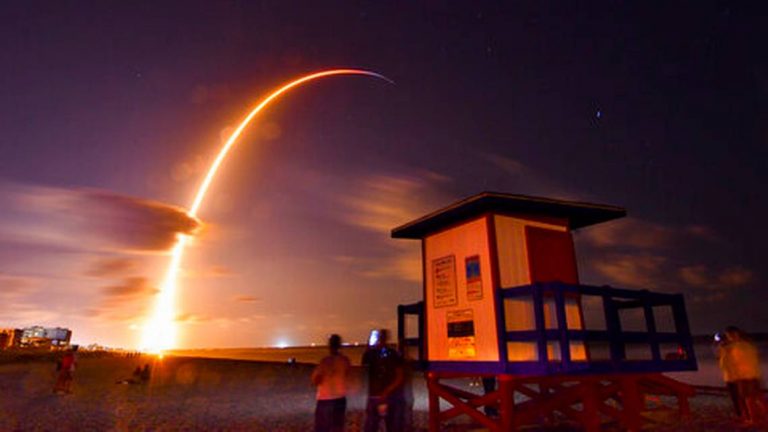 Cohete de SpaceX lanza 60 satélites pequeños