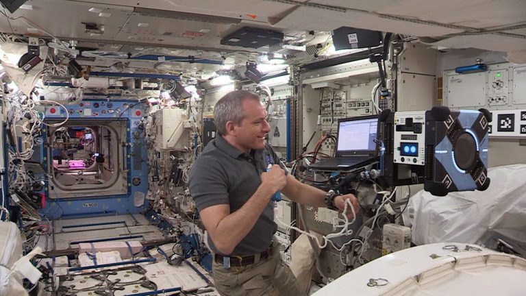 La Estación Espacial Internacional inaugura el primer robot de vuelo libre