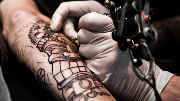 Crearon una tinta para tatuajes que cambia de color al detectar problemas de salud