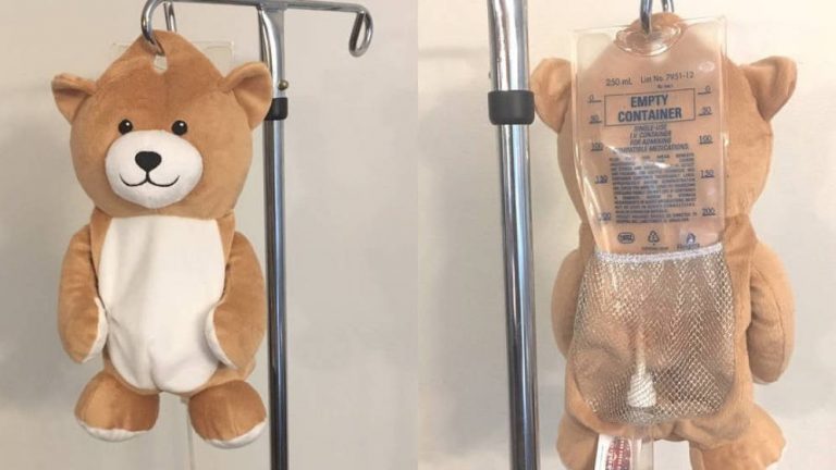 Una niña inventa el Medi-Teddy, el osito que te da la medicina en el hospital