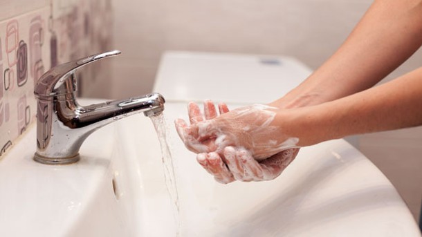 Así es cómo hay que lavarse las manos para evitar infecciones