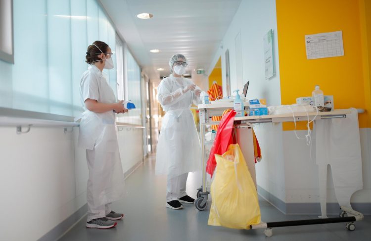 Unidad de neumonología del hospital de Vanne, Francia, donde son tratados pacientes infectados con coronavirus, el 20 de marzo de 2020. 
