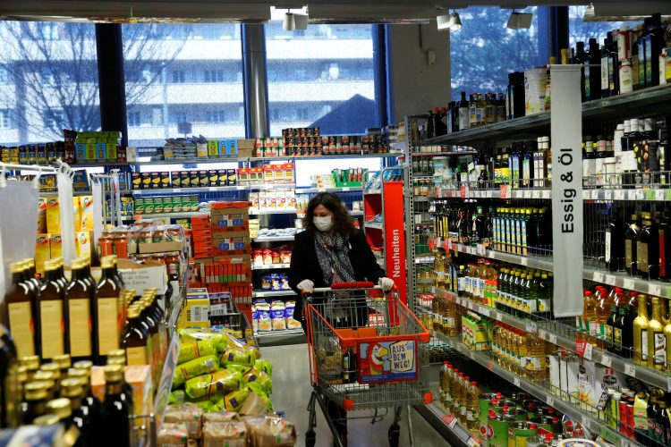 Una mujer hace sus compras en un supermercado de Viena, en Austria, el 1ero de abril de 2020.