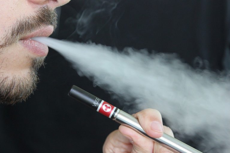 Hay que empezar a perseguir los cigarrillos electrónicos porque no queda clara su inocuidad