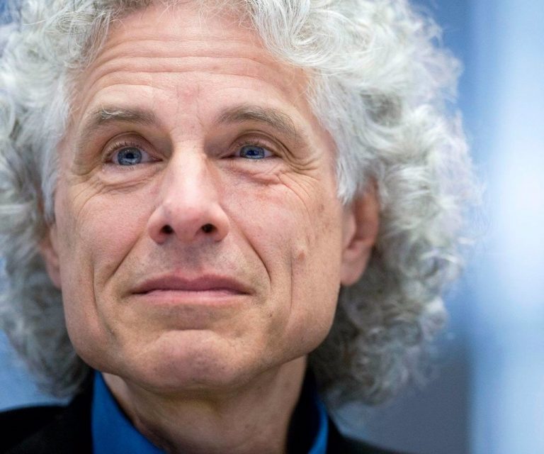 La cultura de la cancelación llega a Steven Pinker: por estos tuits quieren expulsar al investigador de la LSA