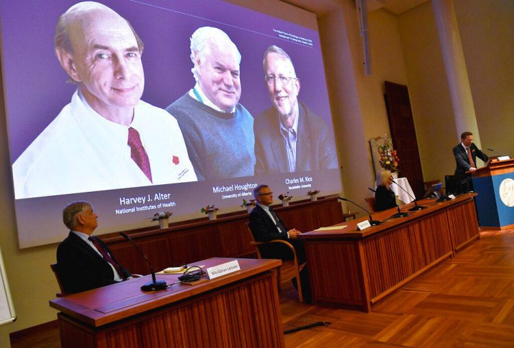 Imagen proyectada de los tres laureados, Harvey Alter, Michael Houghton y Charles Rice durante el anuncio del Premio Nobel de Medicina en el Karolinska Institute, Estocolmo, Suecia, el 5 de octubre 2020. 