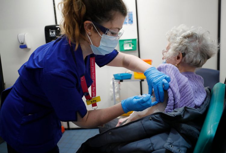 Una enfermera administra la vacuna contra la covid-19 de Pfizer-BioNTech en el Guy's Hospital de Londres el 8 de diciembre de 2020.