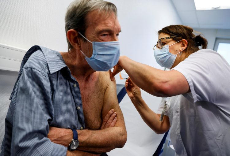 El cardiólogo francés Jean-Jacques Monsuez recibe una dosis de la vacuna COVID-19 de Pfizer-BioNTech, en Sevran.