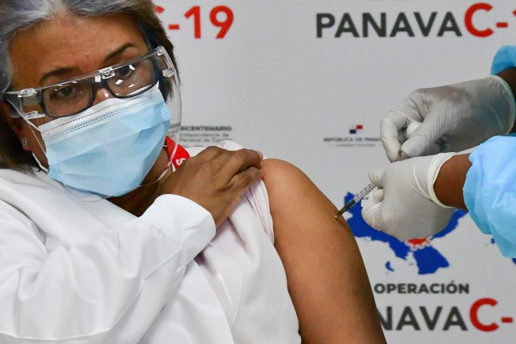 La enfermera Violeta Gaona, la primera en Panamá en ser inoculada con la vacuna contra el covid de Pfizer/BioNTech, recibe la segunda dosis en Ciudad de Panamá, el 17 de febrero de 2021