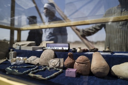 En Luxor se exhiben objetos que forman parte del descubrimiento de una ciudad perdida de 3.000 años de antigüedad.
