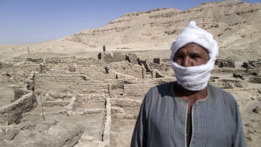 Un trabajador en el sitio de una ciudad perdida de 3.000 años en Luxor, Egipto. Los arqueólogos egipcios han descubierto Aten o 