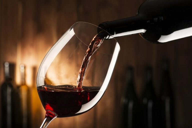 Científicos advierten que un componente del vino tinto podría frenar el avance del coronavirus