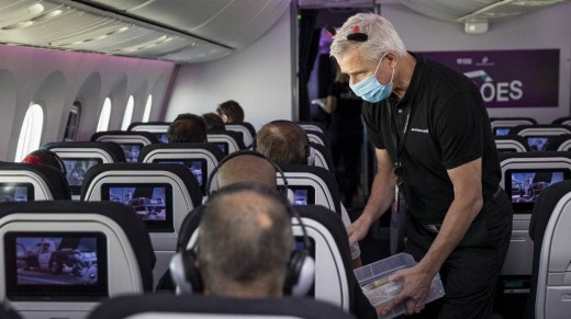 El presidente ejecutivo de Air New Zealand, Greg Foran, distribuye bloques de hielo en el vuelo del sábado.