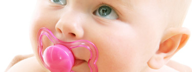 Chupar el chupete del bebé podría ayudar a prevenir alergias y asma, pero mejor no lo hagas: la AEP lo desaconseja