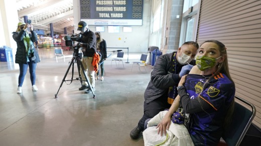 Un aficionado a los deportes se vacuna en el Lumen Field de Seattle antes de un partido de fútbol en mayo.