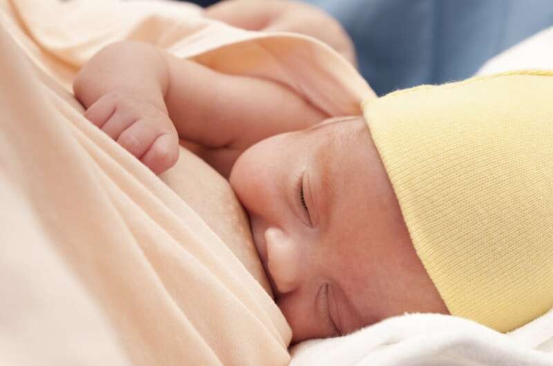 Un nuevo estudio sugiere que la lactancia materna no solo es buena para los bebés: previene el deterioro cognitivo de la madre