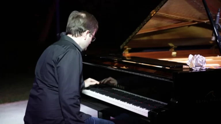 El pianista que superó un ictus y hoy toca con una sola mano