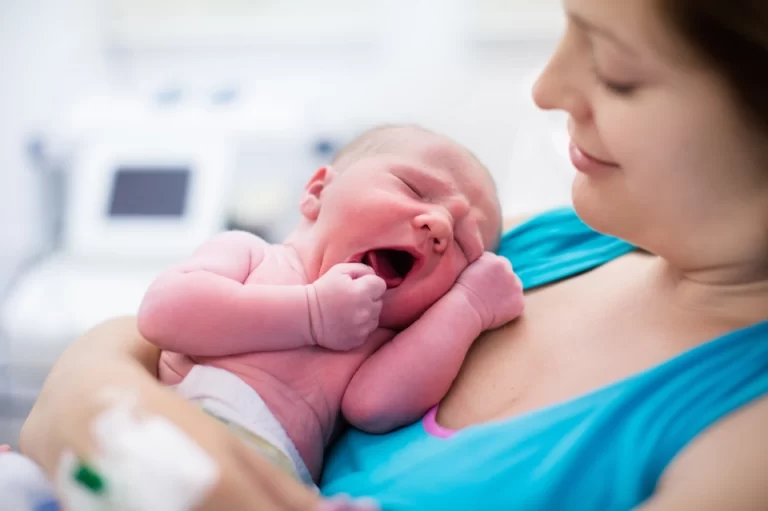 Una mujer nacida con «medio corazón» consigue ser madre