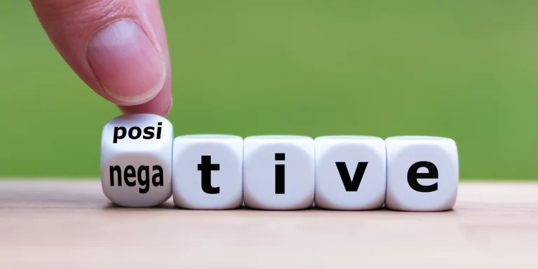 Pensamientos negativos que destruyen vs. positivos que construyen