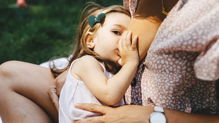 La lactancia materna prolongada protege contra la obesidad en la edad adulta
