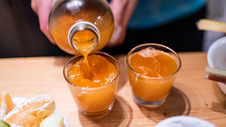 Cómo hacer una limpieza de jengibre y cúrcuma para reducir la inflamación