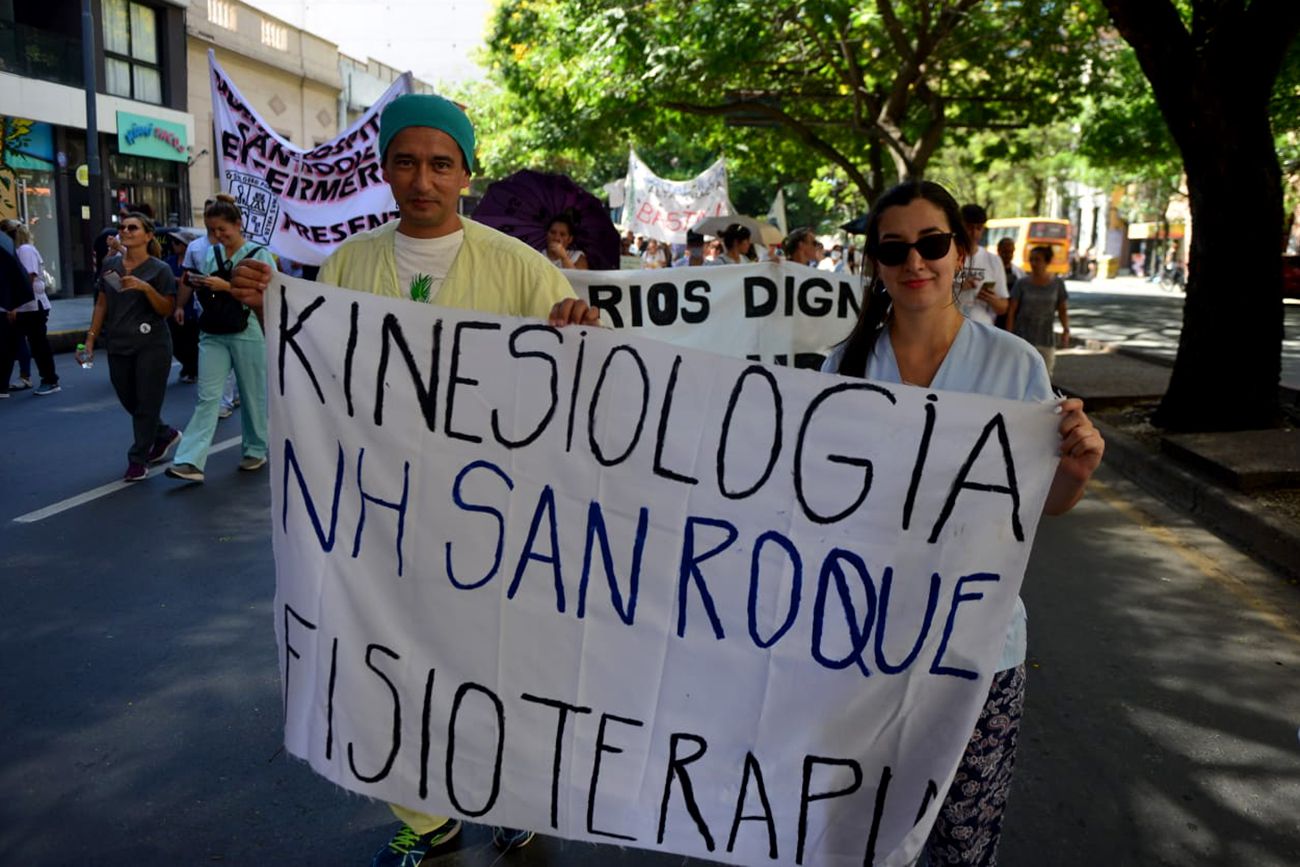 Trabajadores de la salud marchan en el centro de la ciudad de Córdoba. (José Gabriel Hernández / La Voz)