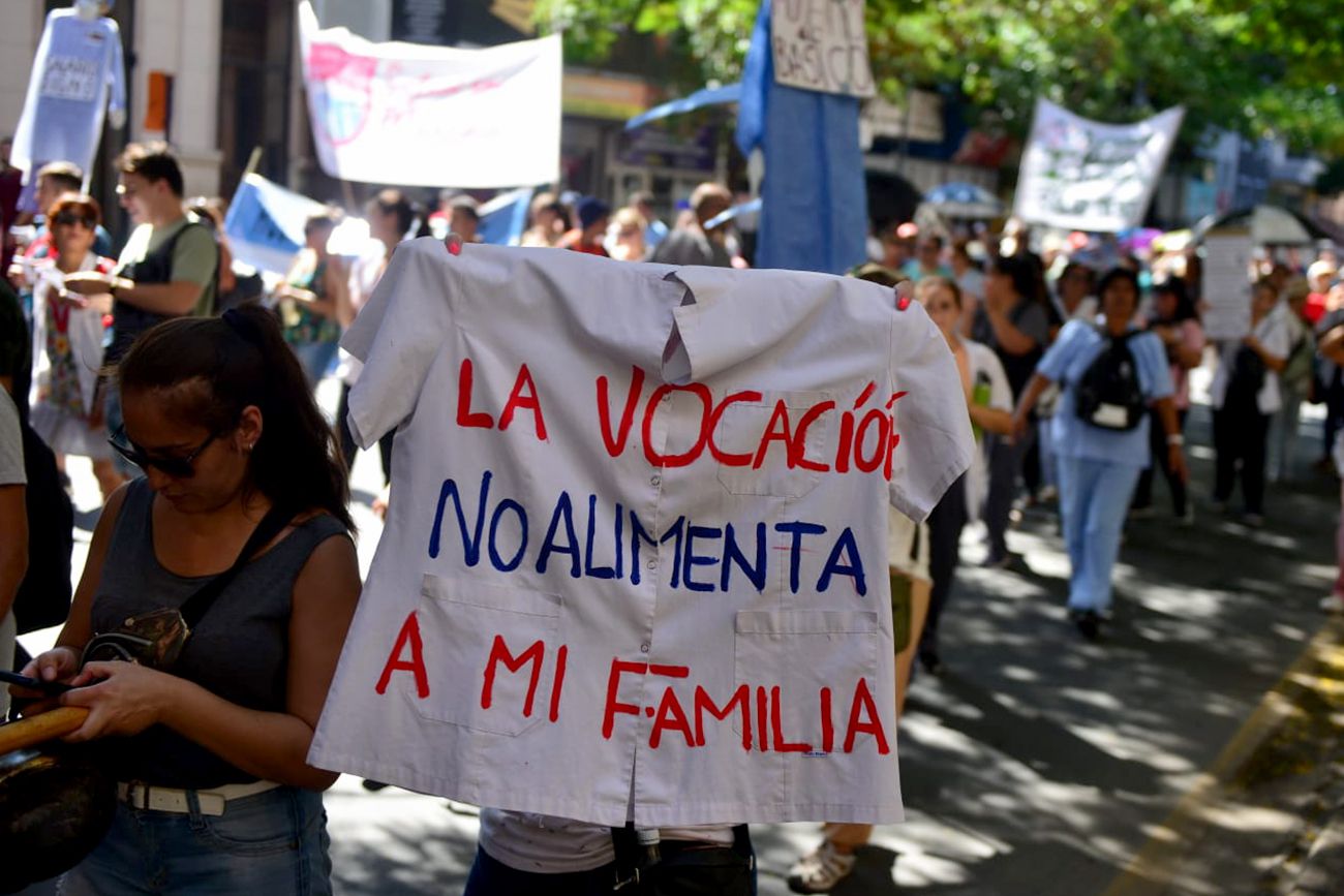 Trabajadores de la salud marchan en el centro de la ciudad de Córdoba para exigir paritarias. (José Gabriel Hernández / La Voz)