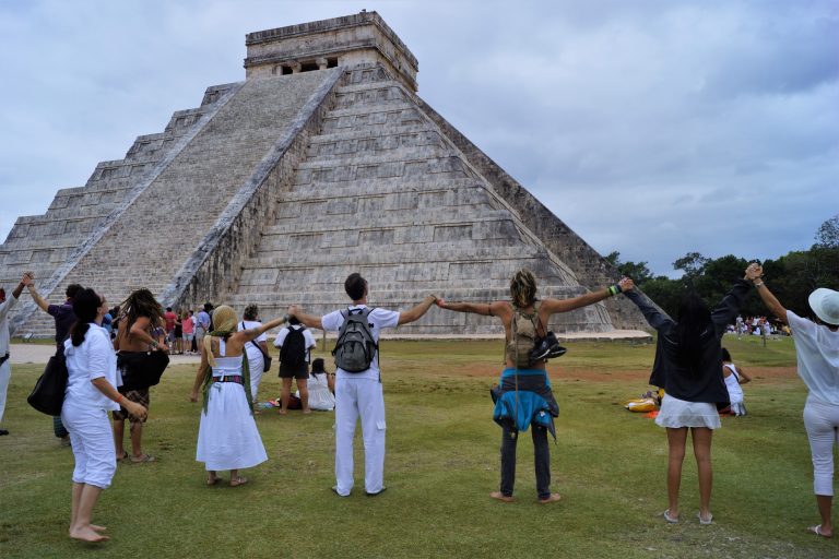 Qué es el Equinoccio de Primavera y por qué la gente va a Teotihuacan y Chichen Itzá