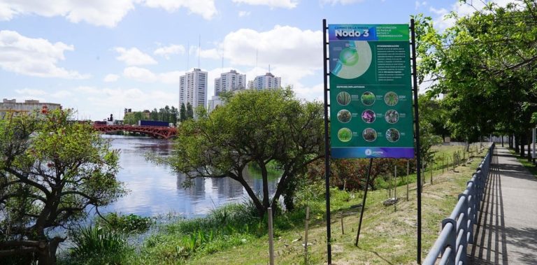 Hacen espacios recreativos con juegos infantiles en los costados del Riachuelo