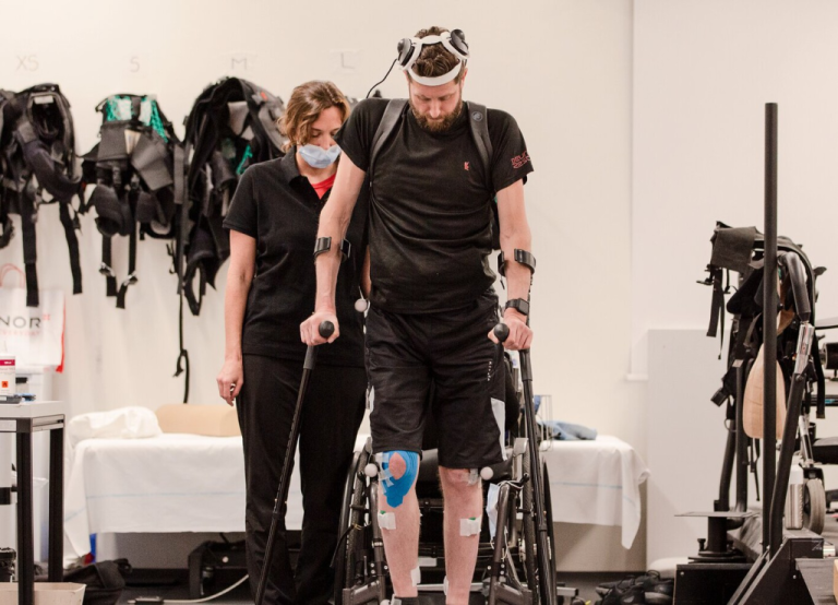 Un «puente digital» entre cerebro y cuerpo: la tecnología pionera para recuperar a pacientes con parálisis