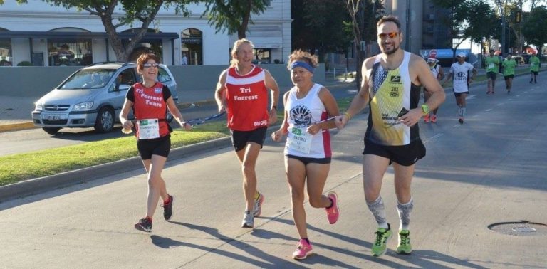Entrena a personas ciegas para correr triatlón: «Trabajo la confianza, tienen una linda adrenalina»