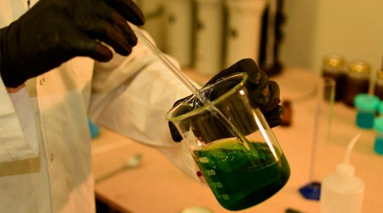 Científicos argentinos desarrollaron un plástico capaz de eliminar virus, bacterias y hongos