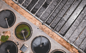 Los actuales sistemas de filtrado de aguas gastan mucha energía_Ivan Bandura_unsplash Diseñan un novedoso filtro que potabiliza el agua salada con electricidad de uso doméstico y bajo coste