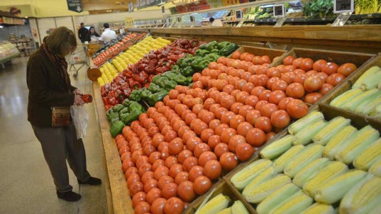 El truco visual en los supermercados: por qué la fruta se ve más atractiva de lo que es