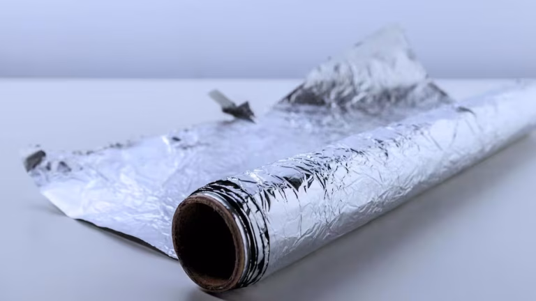 Por qué un lado del papel de aluminio es brillante y el otro mate: cuál conviene usar