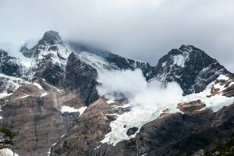 El hallazgo que redefine la predicción del deshielo: avalanchas que alimentan glaciares y frenan su desaparición