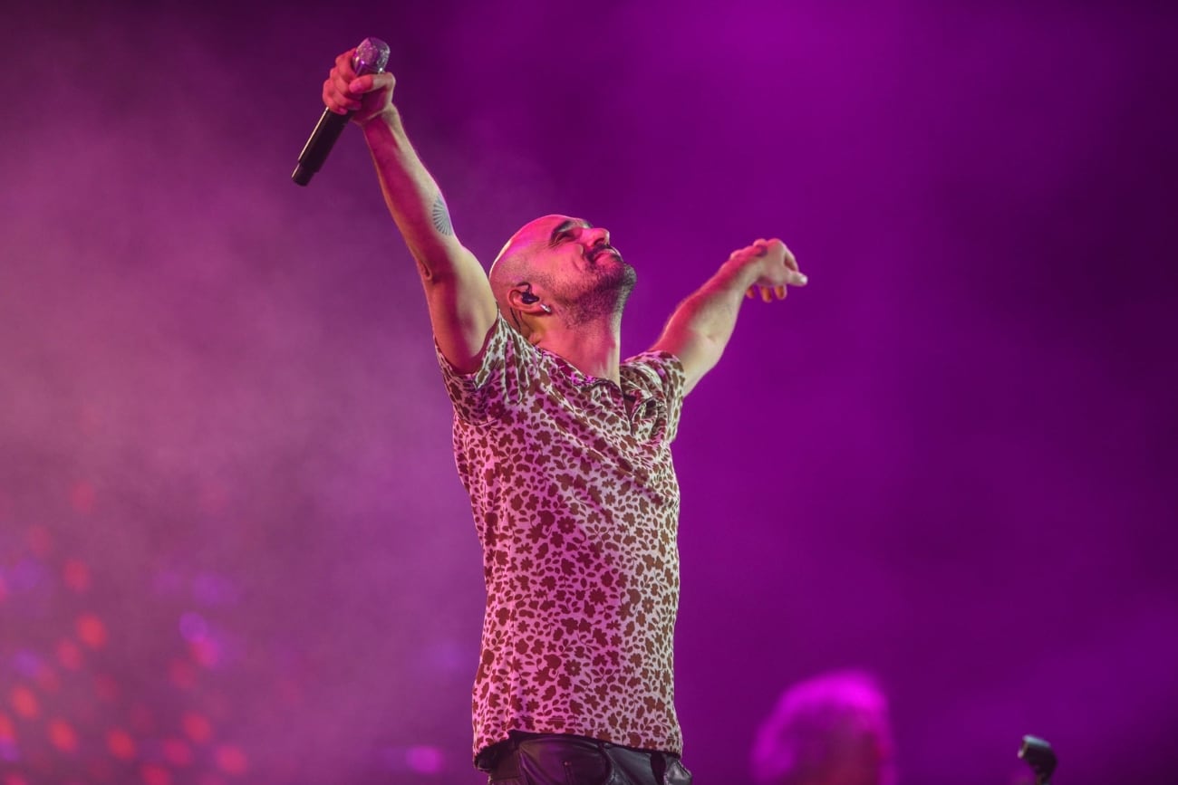 Abel Pintos protagonizó un cierre profundo y cercano, reafirmando su histórica conexión con el público.