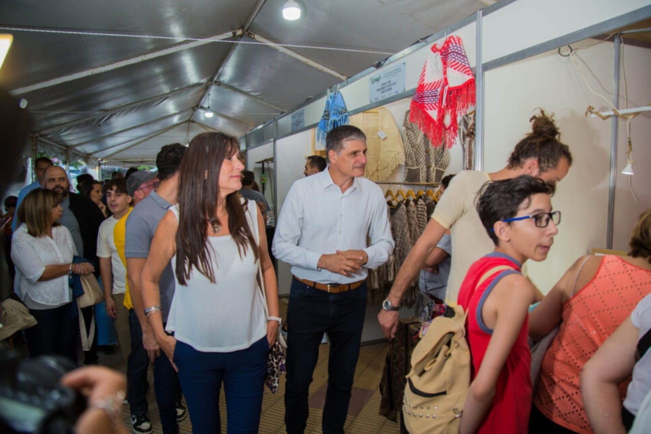 El intendente de Cosquín, Raúl Cardinali, junto a la secretaria de Turismo municipal, Verónica Baiz, recorriendo las ferias.