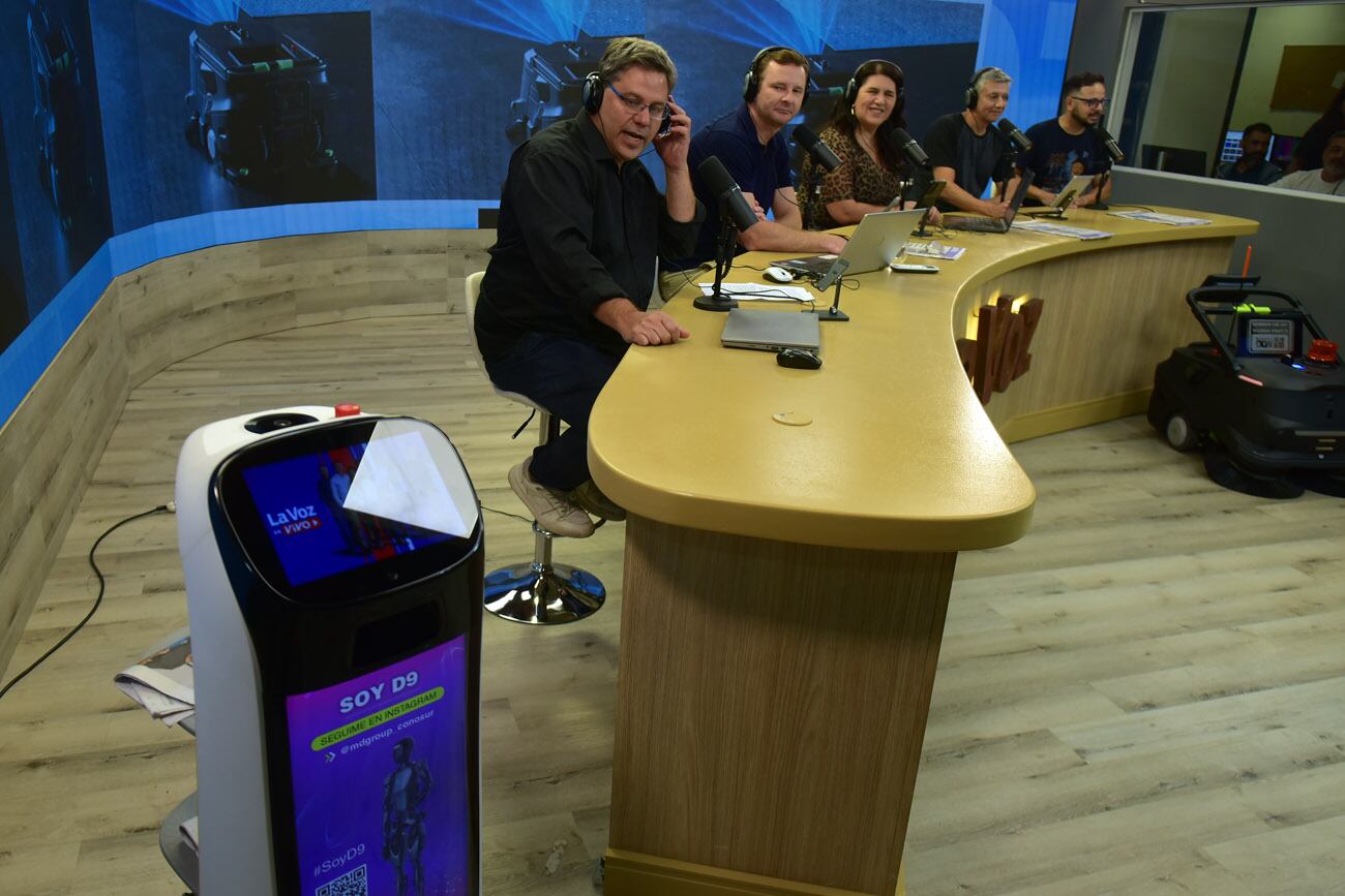 Martín de Chiara, de MDG Cono Sur, presenta sus robots en el streaming de La Voz en vivo.  (Nicolás Bravo / La Voz)