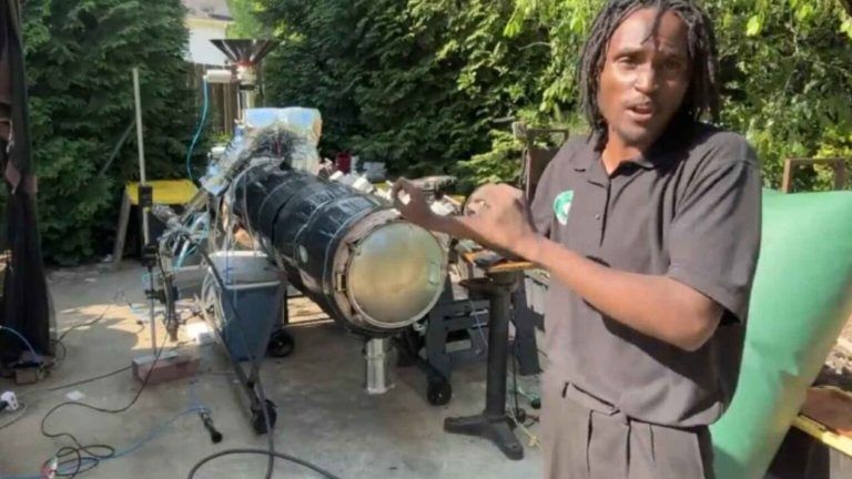 Un joven crea dispositivo capaz de transformar residuos plásticos en gasolina, diésel y queroseno de aviación
