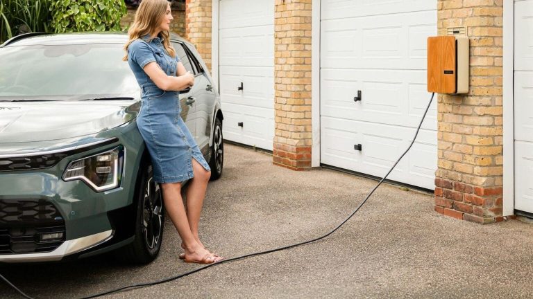 Ayudas al coche eléctrico: menos dinero y más obstáculos