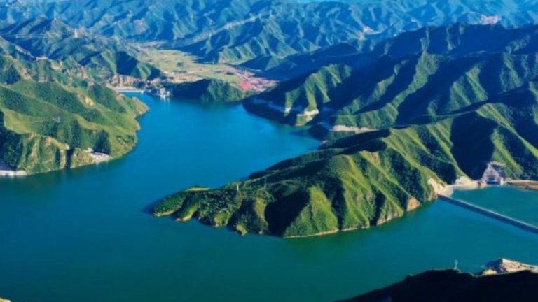 En China quieren dejar de depender del petróleo y ahora están construyendo embalses para almacenar energía que funcionan como baterías por bombeo